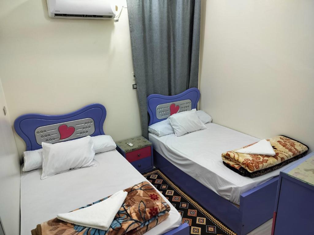 two beds in a small room withthritisthritis at Mooody nobin haws in Abu Simbel