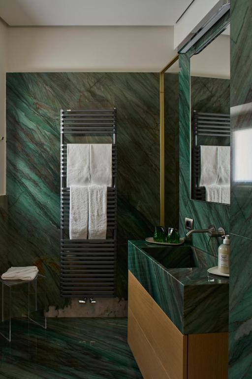 A bathroom at Palazzo Delle Pietre - Luxury Apartments