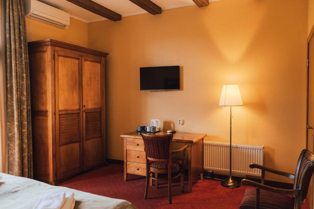 TV a/nebo společenská místnost v ubytování Kaķītis hotel & spa