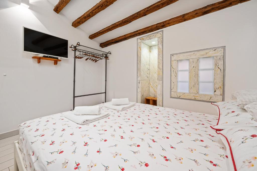 Łóżko lub łóżka w pokoju w obiekcie Apartman tutto bene