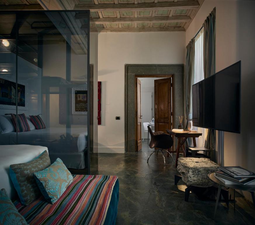 A television and/or entertainment centre at Palazzo Delle Pietre - Luxury Apartments