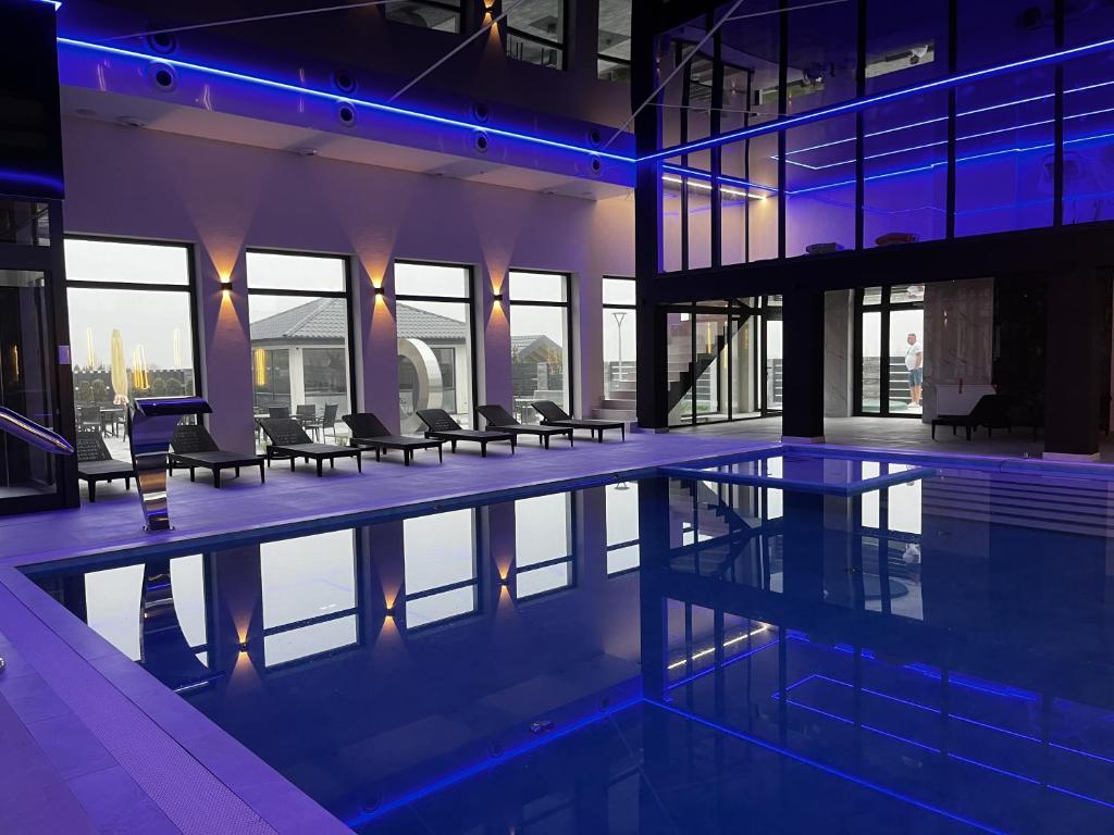Bazén v ubytovaní Resort Holiday Home Centrum Opieki i Rehabilitacji alebo v jeho blízkosti