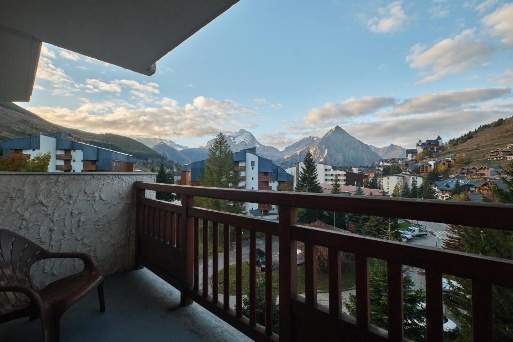 Elle comprend un balcon offrant une vue sur la ville et les montagnes. dans l'établissement Meijotel, à Les Deux Alpes