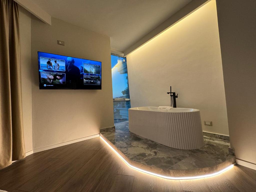 TV a/nebo společenská místnost v ubytování Alcazar Luxury Suites