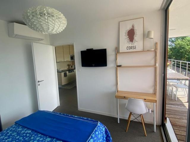 Télévision ou salle de divertissement dans l'établissement Via Mare - Apt avec splendide vue