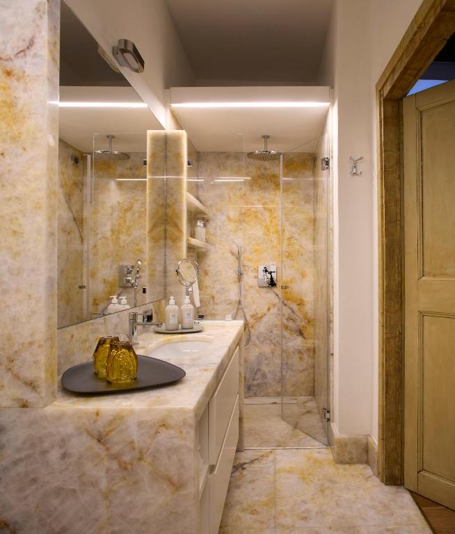 A bathroom at Palazzo Delle Pietre - Luxury Apartments