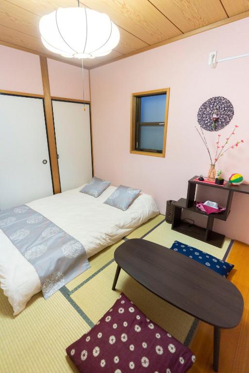 Postel nebo postele na pokoji v ubytování アンドシェア 名古屋栄エリアの4LDK100平米 最大12名まで一軒家貸切 無料駐車場付 and SHARE