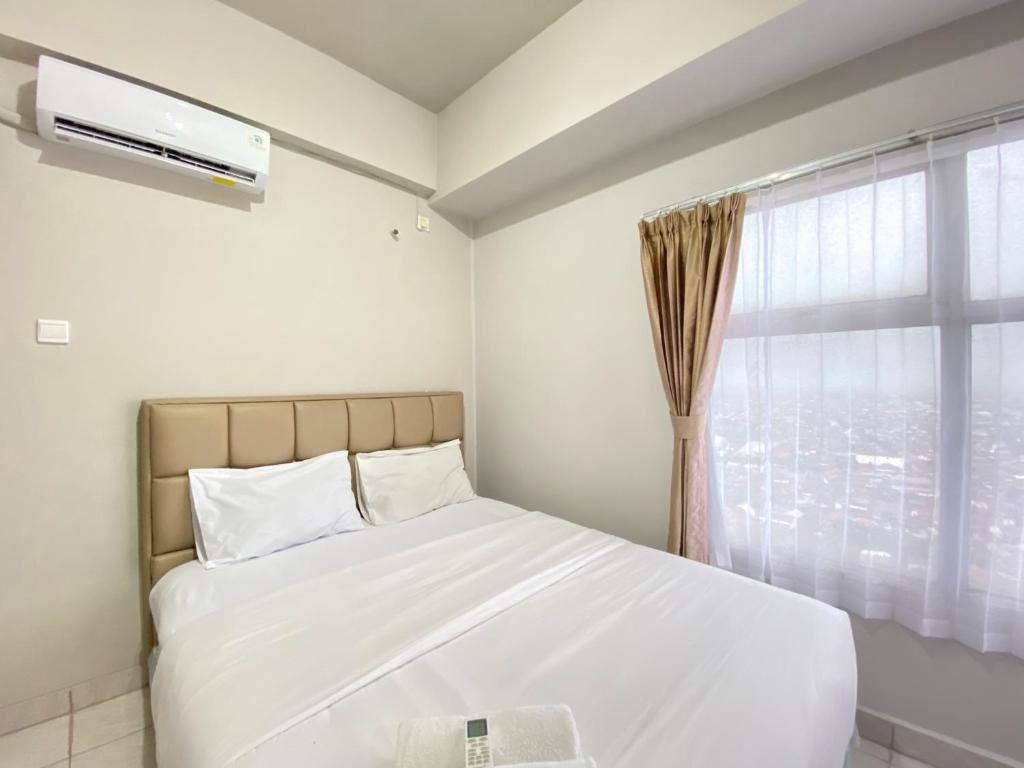 Katil atau katil-katil dalam bilik di Spacious and Homey 2BR Apartment at Newton Residence By Travelio