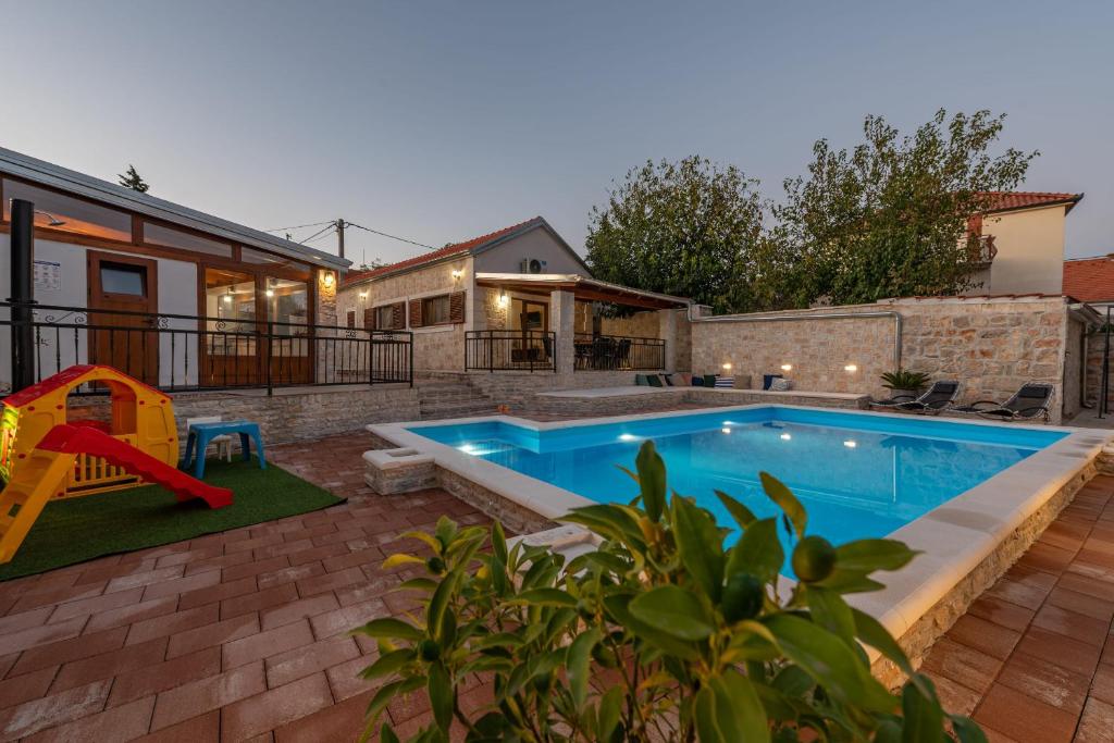 Πισίνα στο ή κοντά στο Villa Ika ZadarVillas