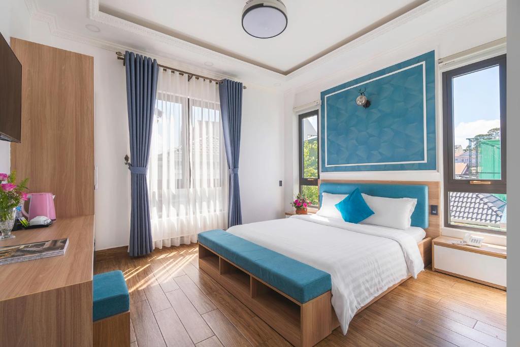 Postel nebo postele na pokoji v ubytování VMT Hotel Da Lat