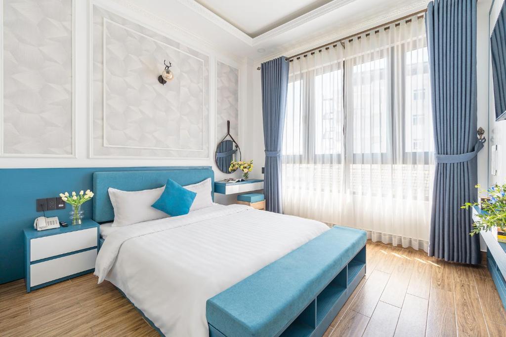 Postel nebo postele na pokoji v ubytování VMT Hotel Da Lat
