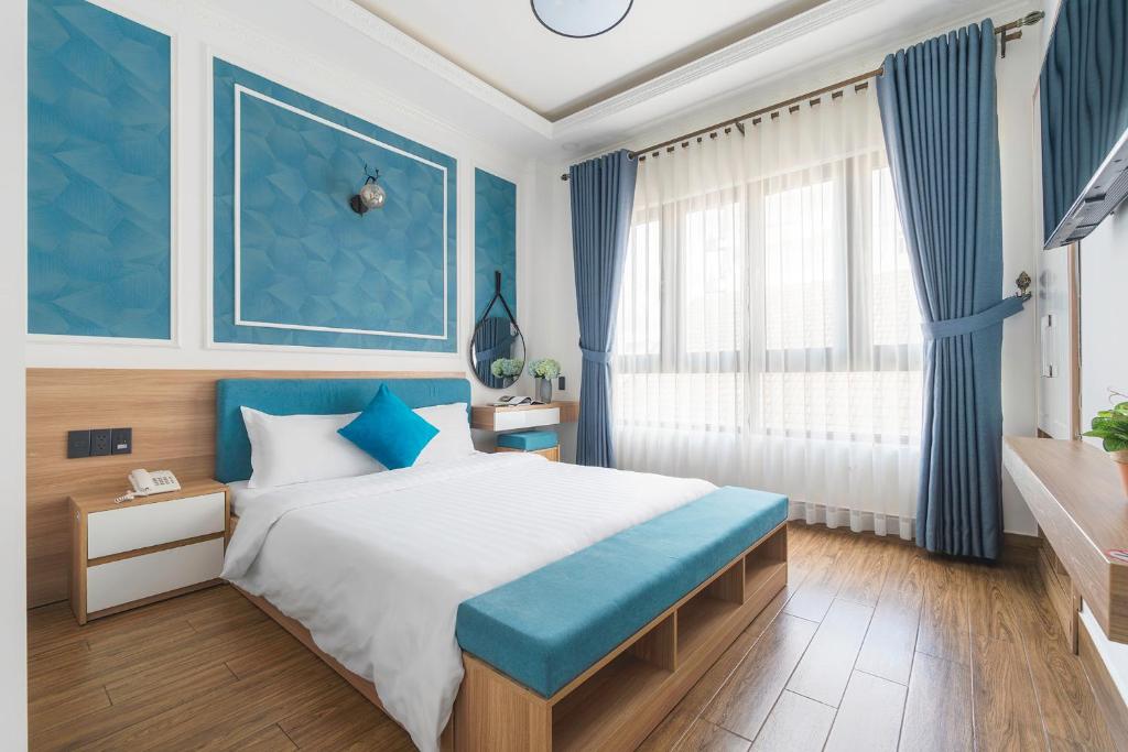 Postel nebo postele na pokoji v ubytování VMT Hotel Da Lat