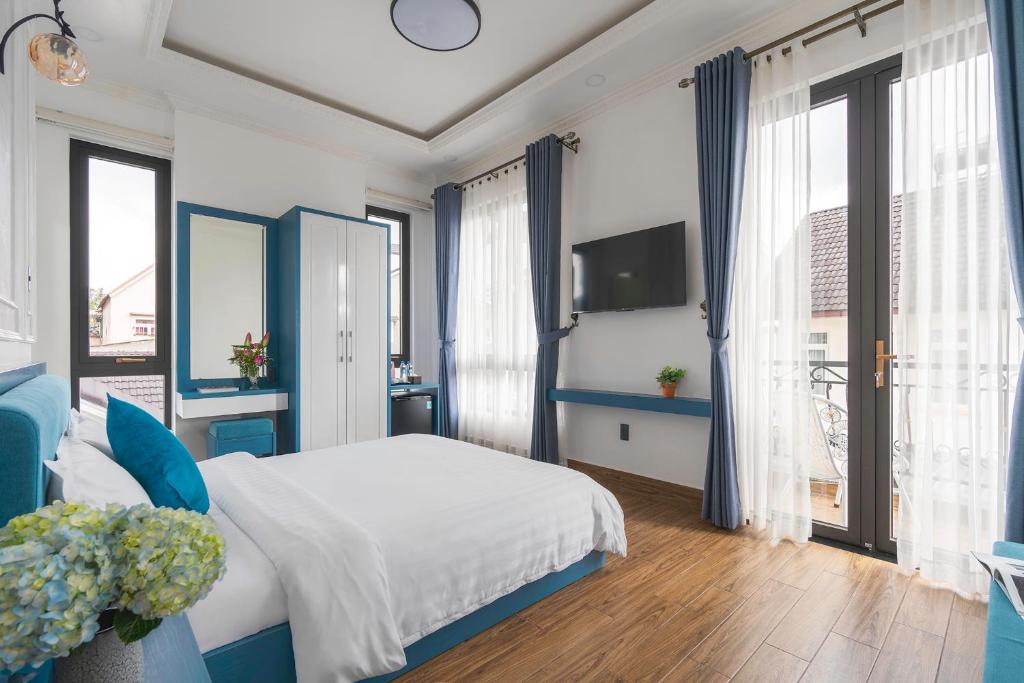 Postel nebo postele na pokoji v ubytování VMT Hotel Da Lat