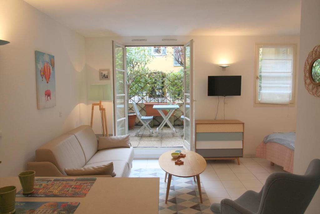 - un salon avec un canapé et une table dans l'établissement Le 7 Augustin, à Nice