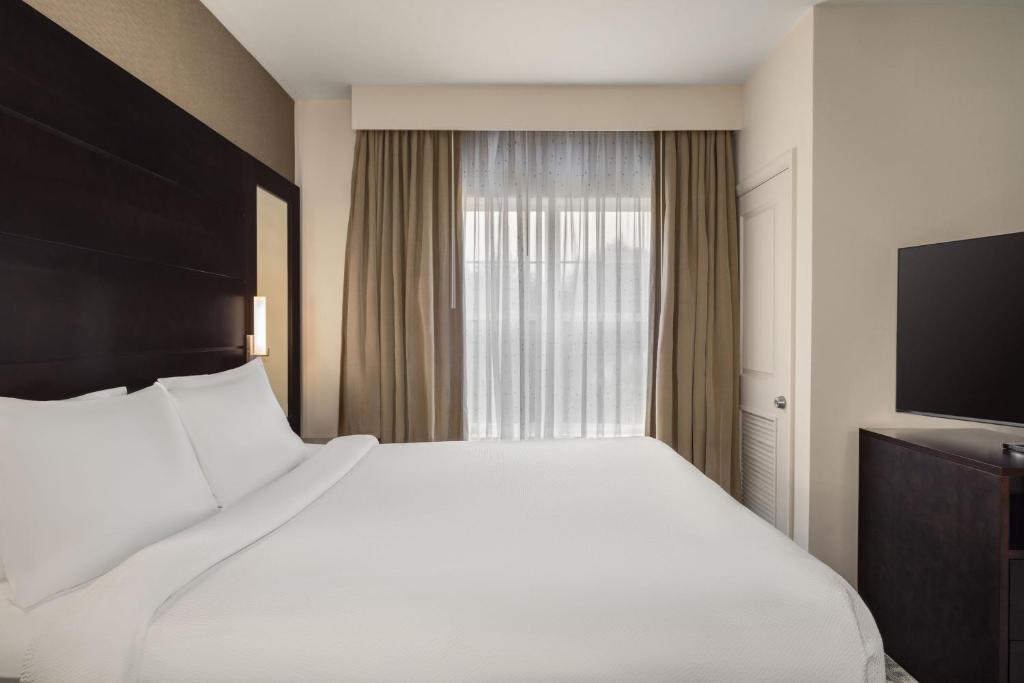 Postel nebo postele na pokoji v ubytování Residence Inn by Marriott Long Island Islip/Courthouse Complex