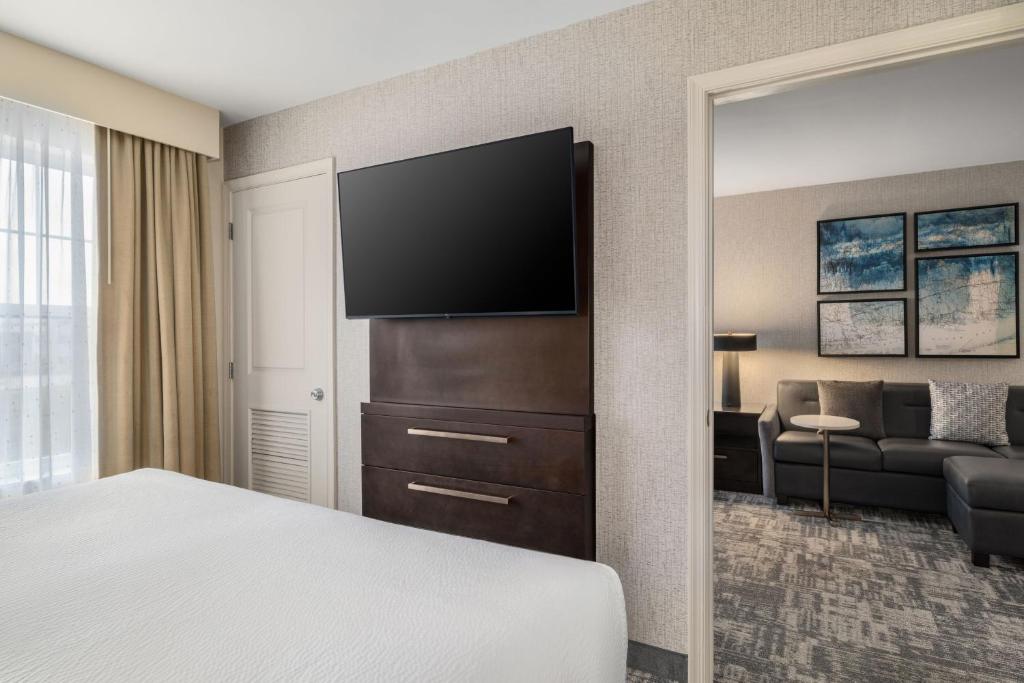 TV a/nebo společenská místnost v ubytování Residence Inn by Marriott Long Island Islip/Courthouse Complex