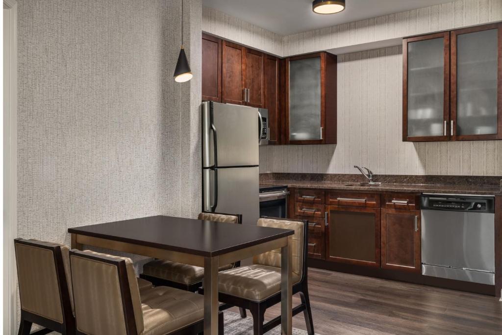 Kuchyň nebo kuchyňský kout v ubytování Residence Inn by Marriott Long Island Islip/Courthouse Complex