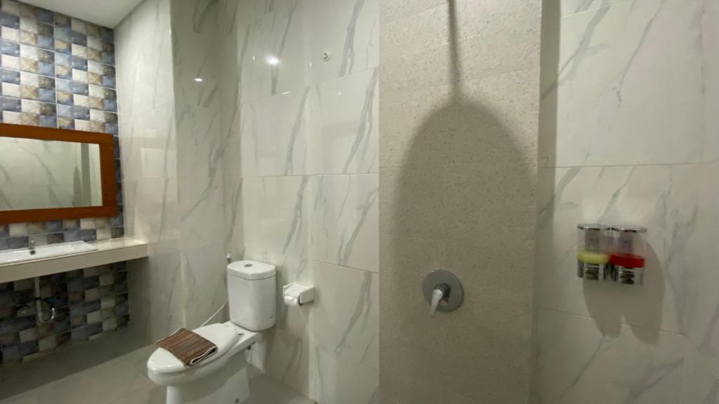Koupelna v ubytování Sandat Hotel Legian