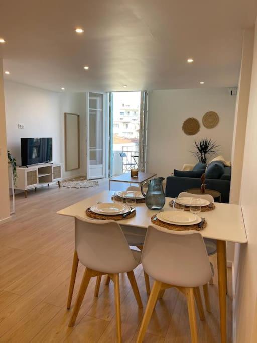 un salon avec une table et deux chaises dans l'établissement Appartement à 2 pas de la mer et Parking privé, à Nice