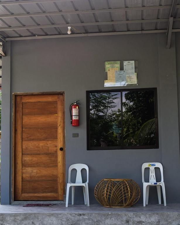 Una televisión o centro de entretenimiento en The Backyard Inn