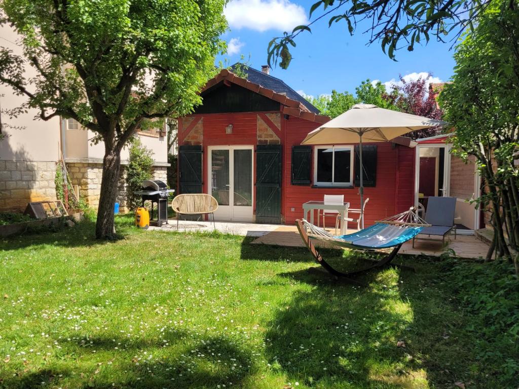 a hammock in the yard of a house at Le CHALET in Créteil