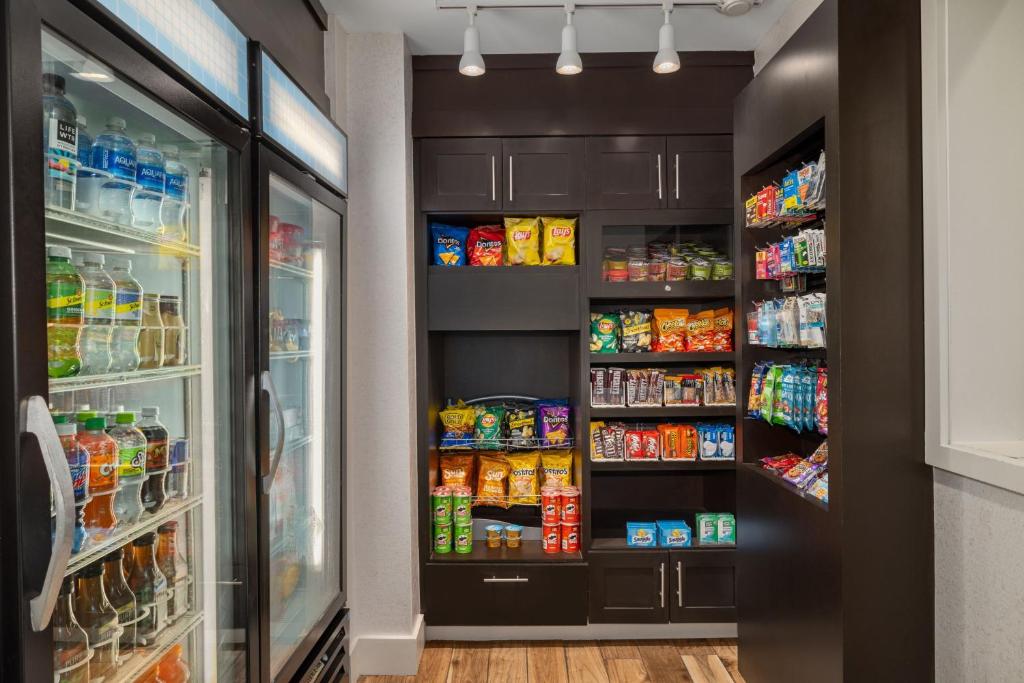 Supermarket nebo jiné obchody v  hotelu nebo okolí