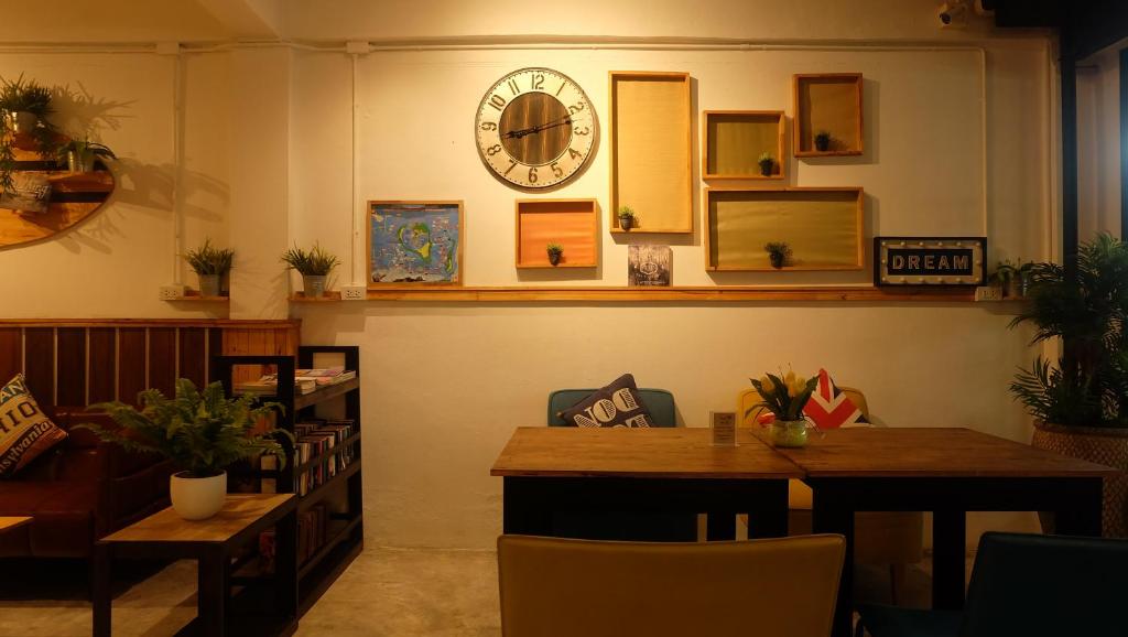 Posezení v ubytování Surf Hostel Krabi