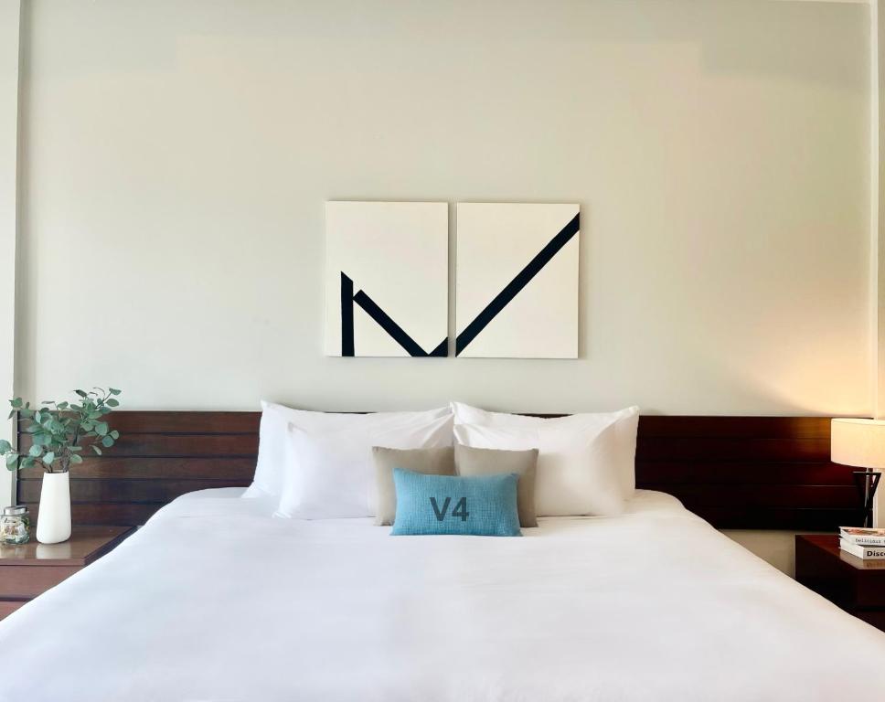 Postel nebo postele na pokoji v ubytování The Langstan Suites