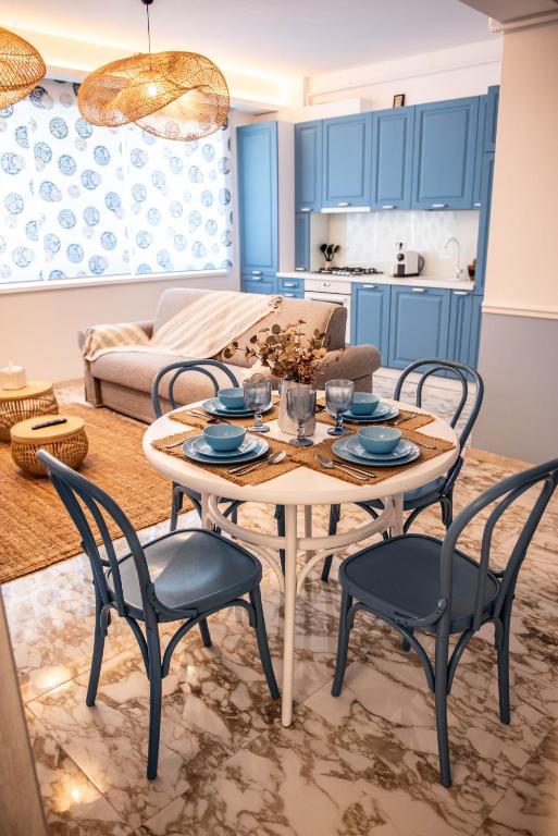 a living room with a table and four chairs at GreenTeam Apartments in Râmnicu Vâlcea