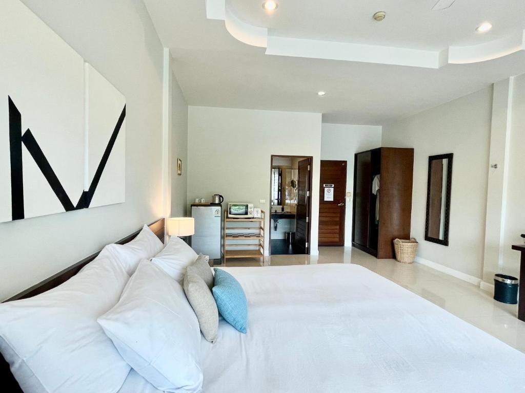 Postel nebo postele na pokoji v ubytování The Langstan Suites