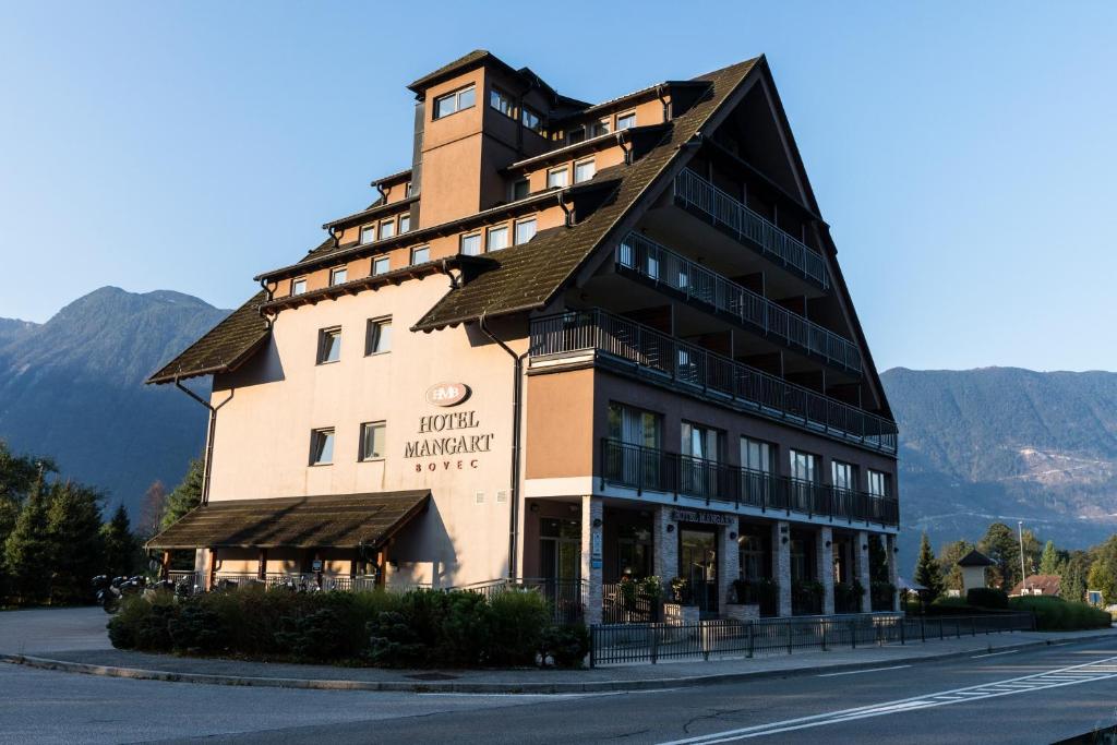 Nespecifikovaný výhled na hory nebo výhled na hory při pohledu z hotelu