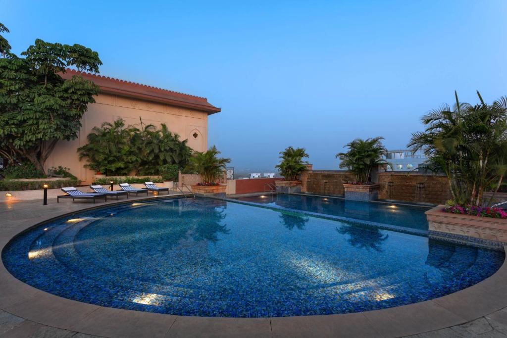 Bazén v ubytování Sheraton Grand Pune Bund Garden Hotel nebo v jeho okolí