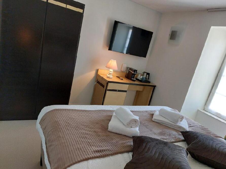 Kuchyň nebo kuchyňský kout v ubytování Logis Hôtel Restaurant Auberge de la Xaintrie
