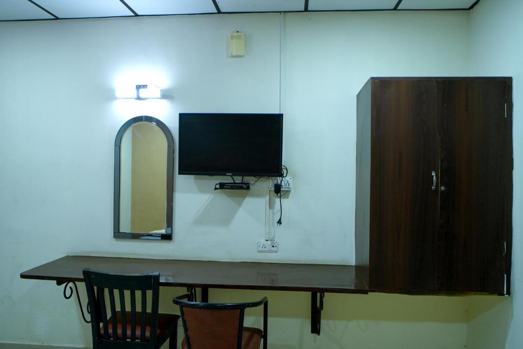 TV a/nebo společenská místnost v ubytování RAAJNEST SERVICE APARTMENTS