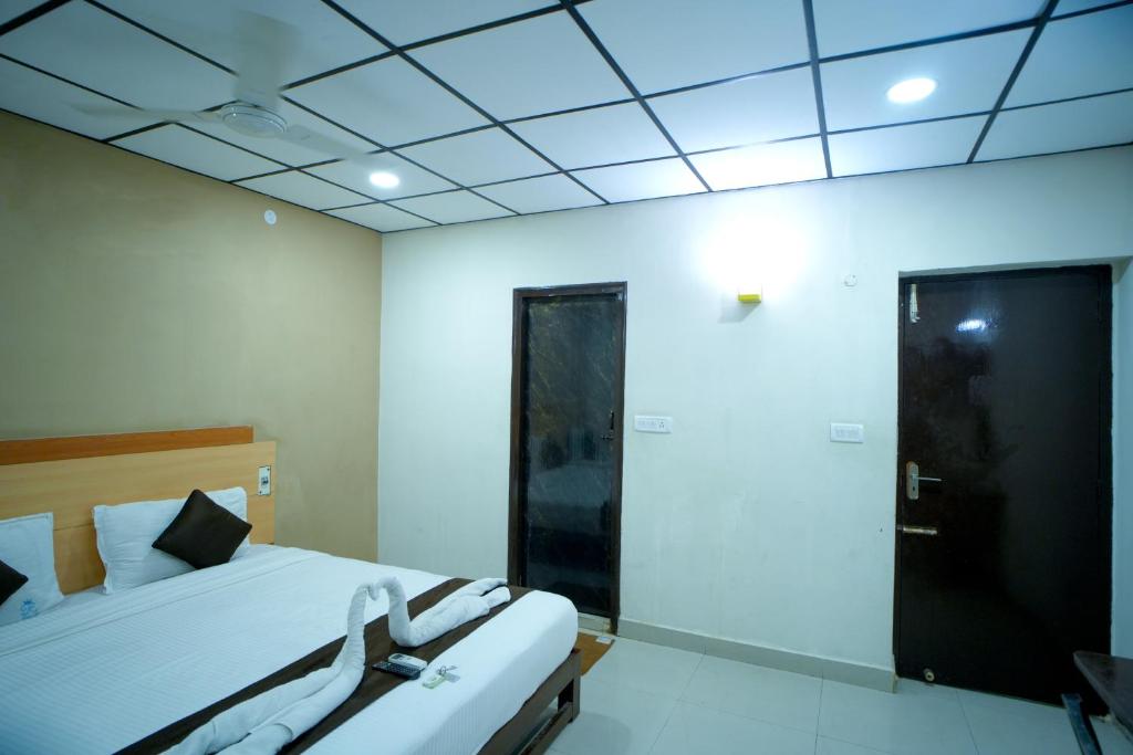 Postel nebo postele na pokoji v ubytování RAAJNEST SERVICE APARTMENTS