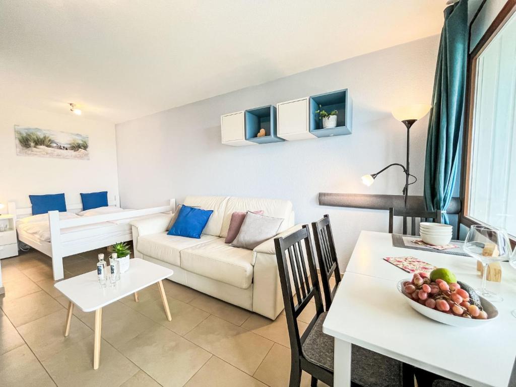 een woonkamer met een bank en een tafel bij Apartment Sonnenschein - B 110 by Interhome in Dittishausen