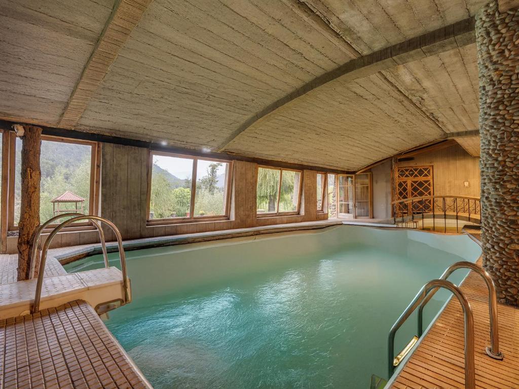 Bazén v ubytování Pahalgam Hotel nebo v jeho okolí