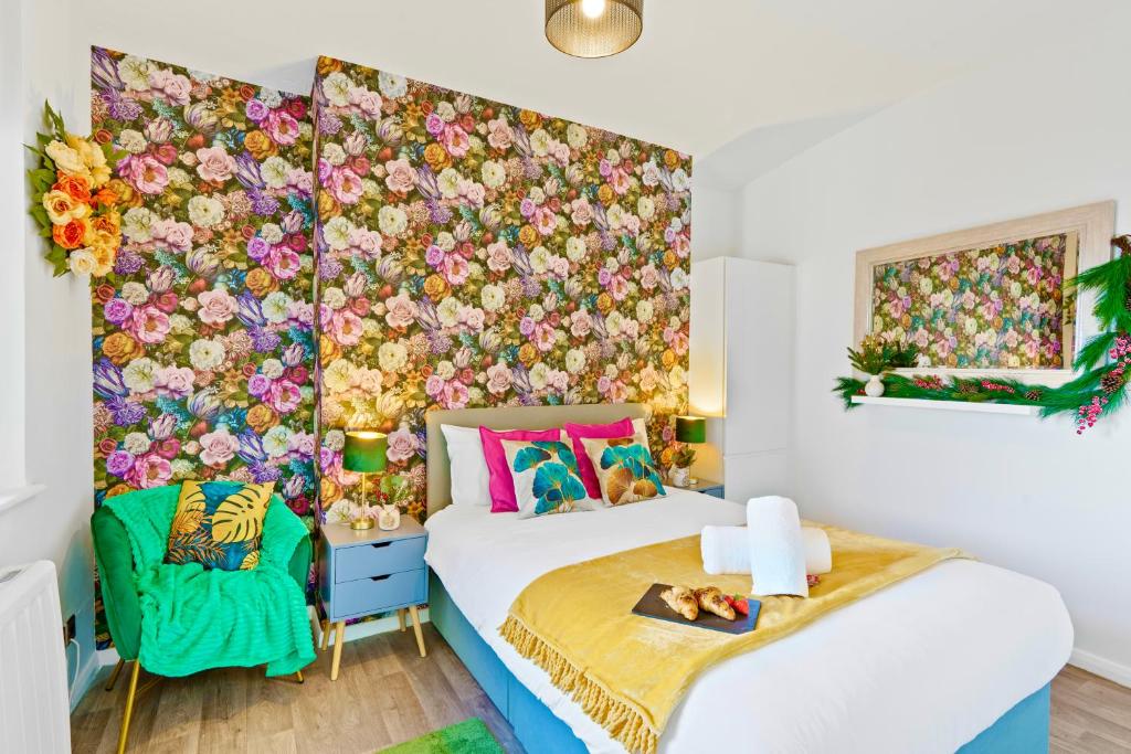 1 Schlafzimmer mit 2 Betten und einer Blumenwand in der Unterkunft Modern 1-Bed Serviced Apartment - Central Brighton in Brighton & Hove