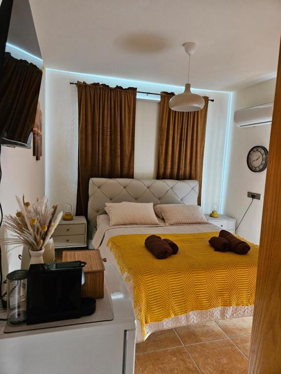 Posezení v ubytování ROOMS by Emmelia Group