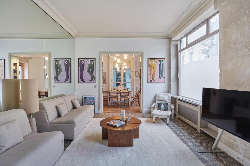 un salon avec un canapé et une télévision dans l'établissement Appartment St Germain des pres by Studio Prestige, à Paris