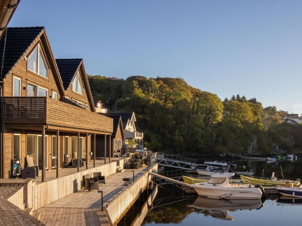 ein Haus auf einem Dock mit Booten im Wasser in der Unterkunft Holiday Home Torsk by Interhome in Bømlo