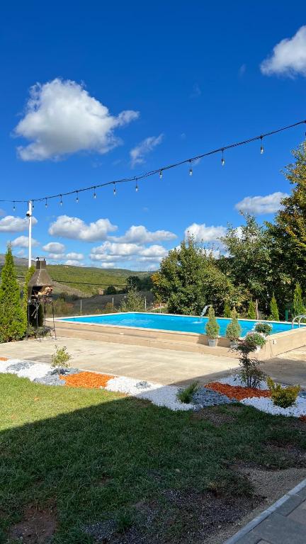 Bazén v ubytování Pine Serenity Villa nebo v jeho okolí