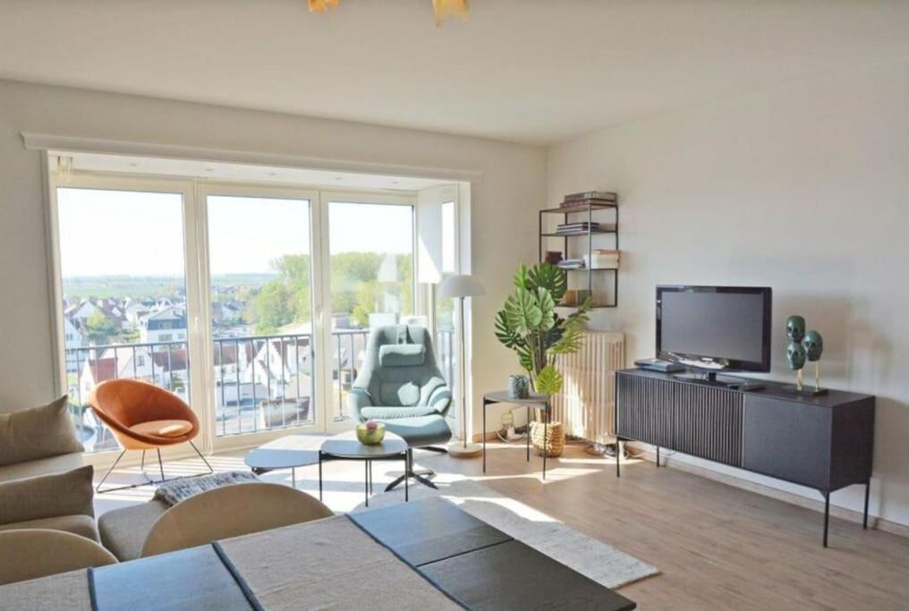 TV a/nebo společenská místnost v ubytování Zonnig appartement in Duinbergen