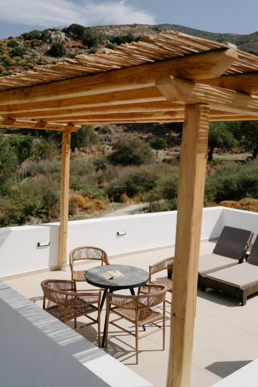 Balkón nebo terasa v ubytování Pnoes Skyros