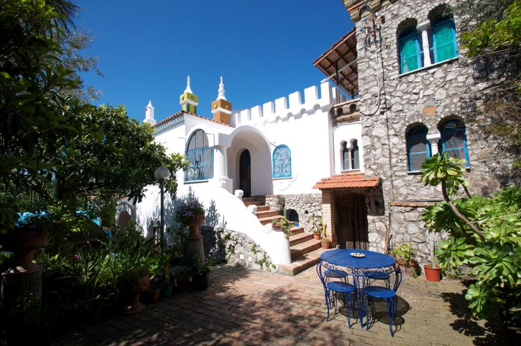 a table and chairs in front of a building at Villa Eva in Anacapri