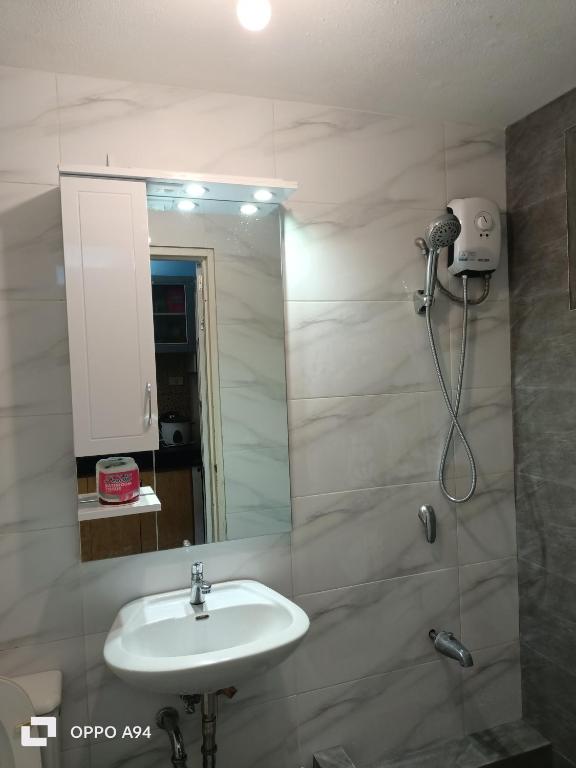 Koupelna v ubytování One Oasis Davao Condo 2BR Behind SM Mall with WIFI & Pool