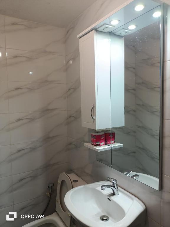 Koupelna v ubytování One Oasis Davao Condo 2BR Behind SM Mall with WIFI & Pool