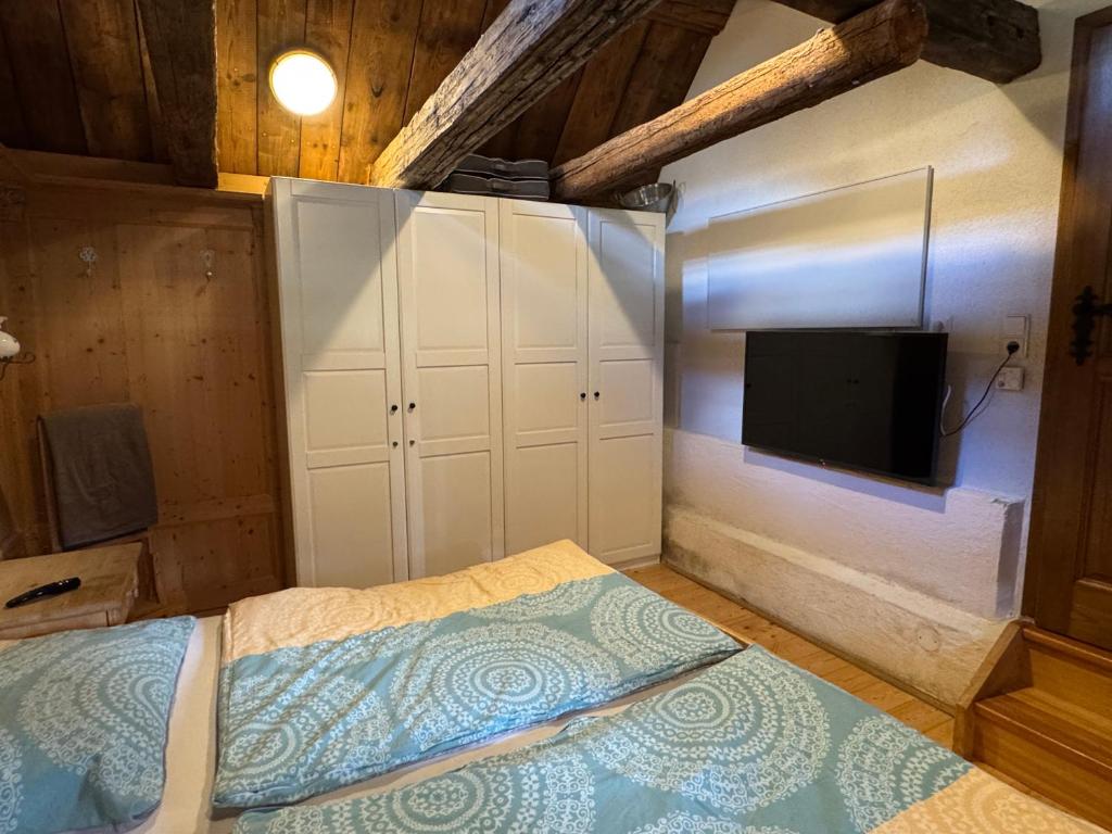 Postel nebo postele na pokoji v ubytování Ferienhaus Fischerhütte Rassis Feriendorf Donnersbachwald