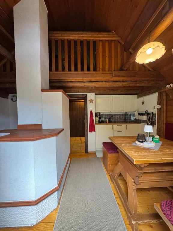 Kuchyň nebo kuchyňský kout v ubytování Ferienhaus Fischerhütte Rassis Feriendorf Donnersbachwald