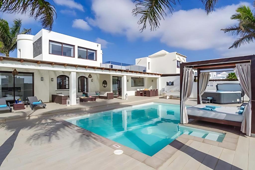 a villa with a swimming pool and a house at Villa Bella Valen in Playa Blanca